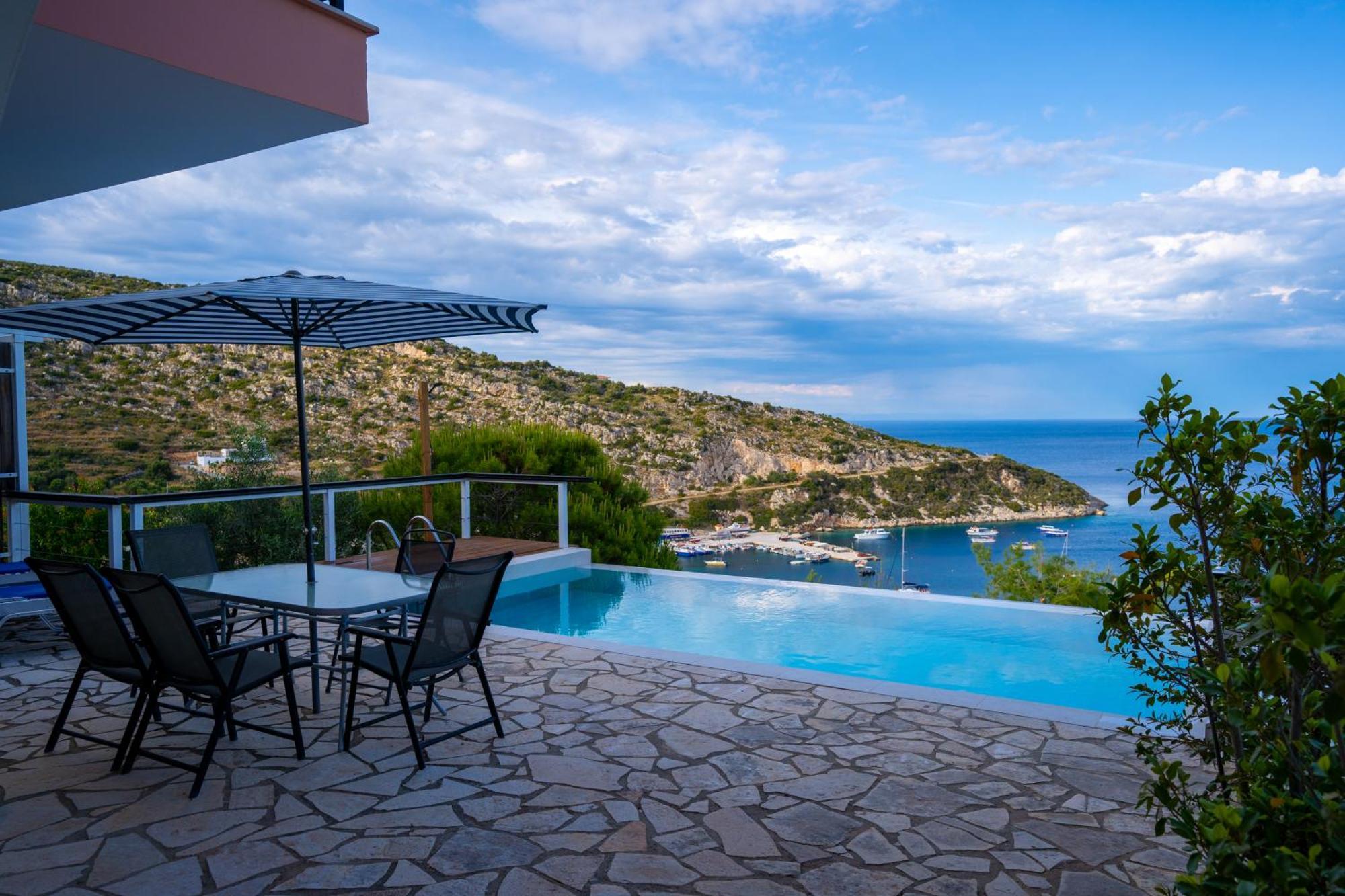 Coastal Paradise Found - Komis' Private Pool Retreat Agios Nikolaos  Exterior photo